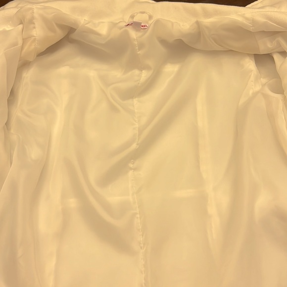 🌟ADORABLE!🌟 Bongo, Girl’s Juniors Large, White coat with black buttons. - Picture 4 of 5